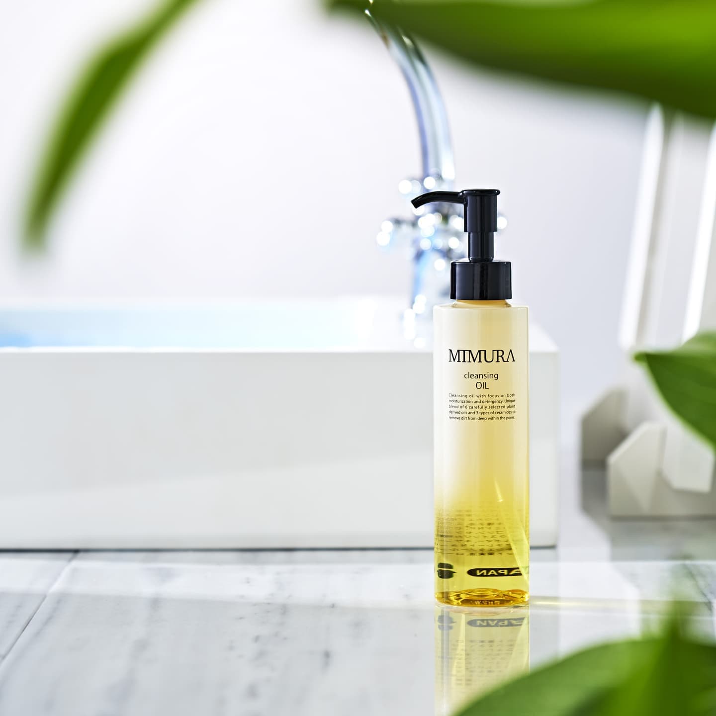 清潔感のあるイメージで撮影したクレンジングオイルの写真