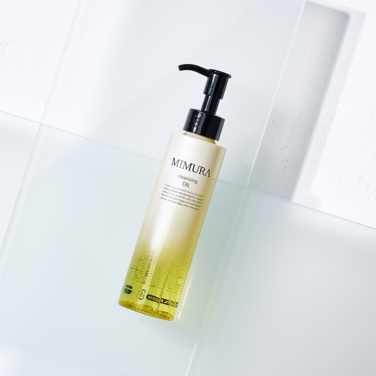 スタイリッシュなイメージで構成したクレンジングオイルの写真