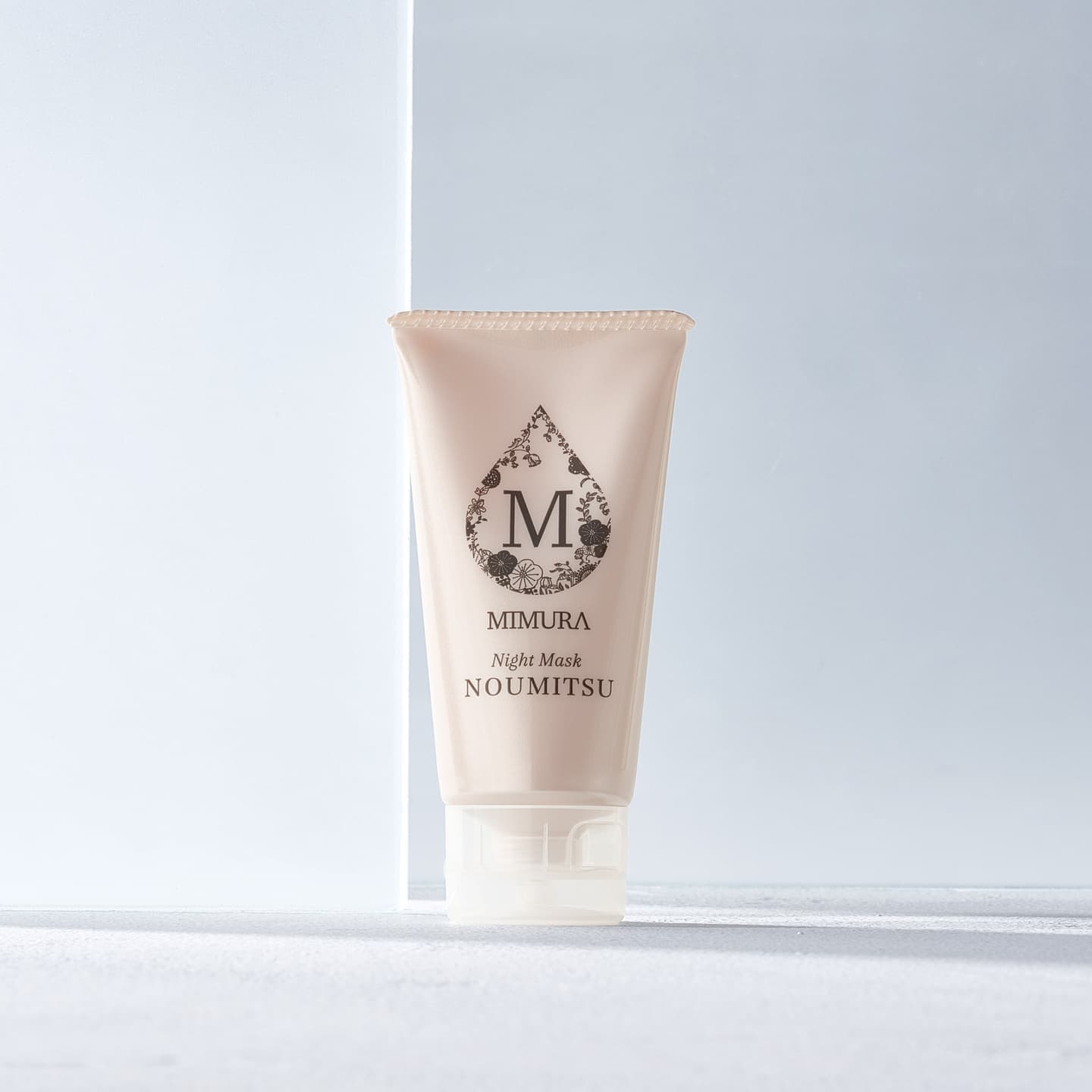 スタイリッシュなイメージで構成したナイトマスクの写真