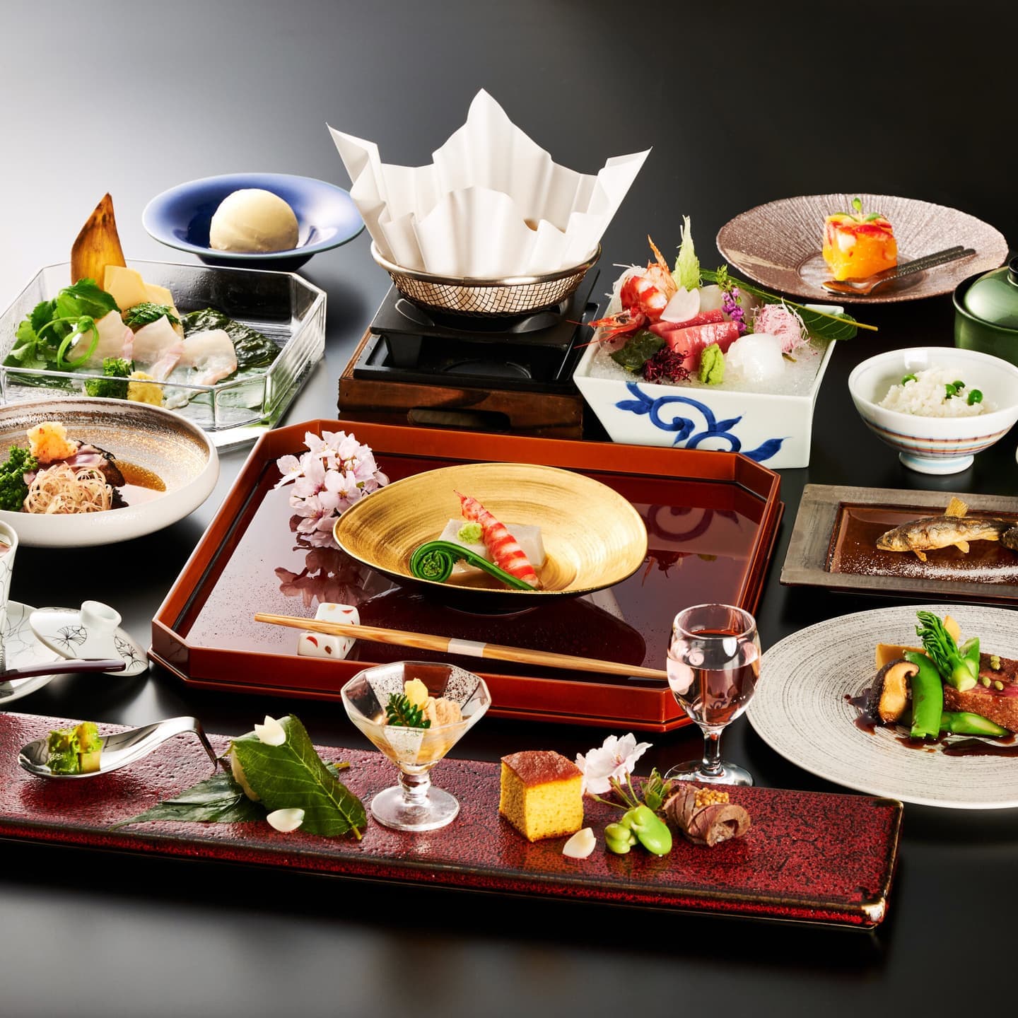 黒背景に映える色鮮やかな和会席料理のフルコース、緻密な配置とライティングで高級感を演出した静止画撮影