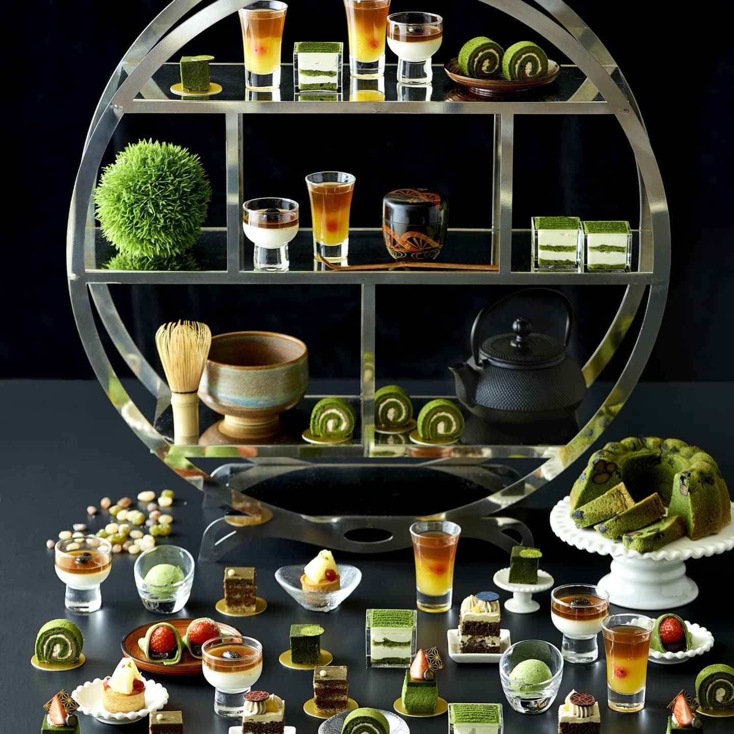 モダンな什器に美しく配置された和風アフタヌーンティーのセット、緻密なスタイリングとライティングによるスイーツ撮影