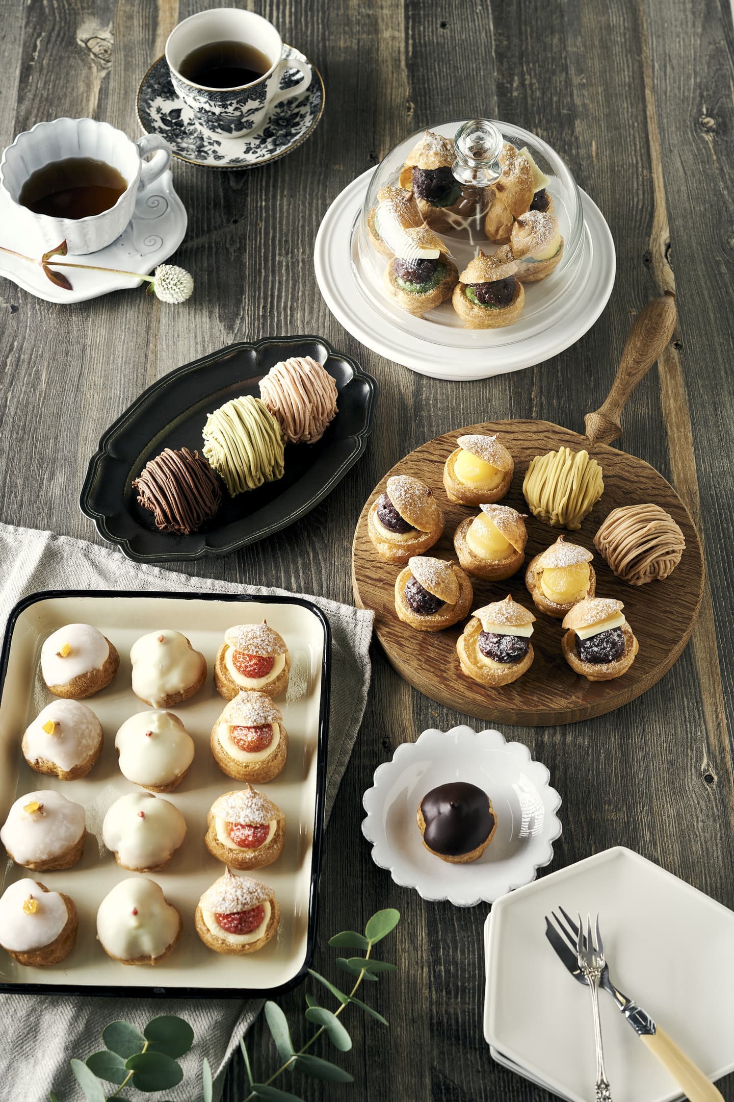 設定値： カヌレを中心に、厳選されたプロップスと素材を緻密に配置した広告用イメージ。ストーリー性を重視したスタイリングと、高精度LEDによるライティングが調和するフードフォトグラフィ