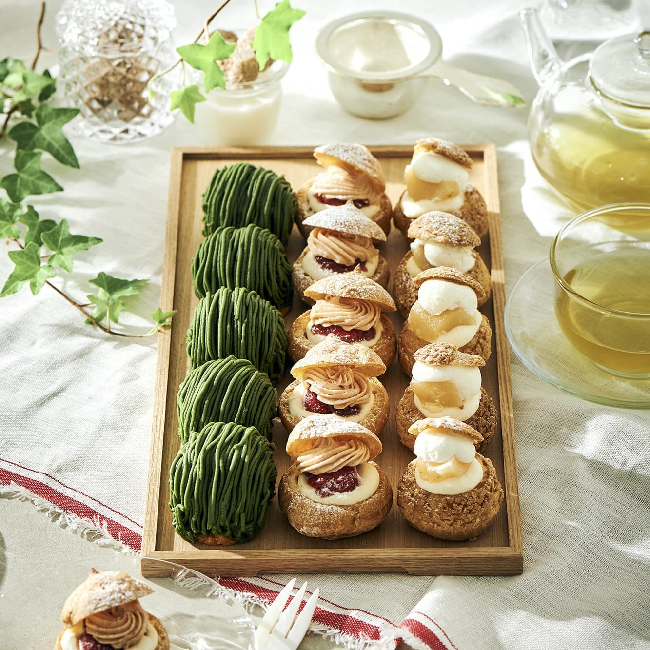 リネンやアイビーのグリーンを配し、光の粒立ちを感じさせる朝のティータイムを演出。スイーツの色彩とプロップスの質感を調和させ、清々しい空気感までを構築したライフスタイルフォト