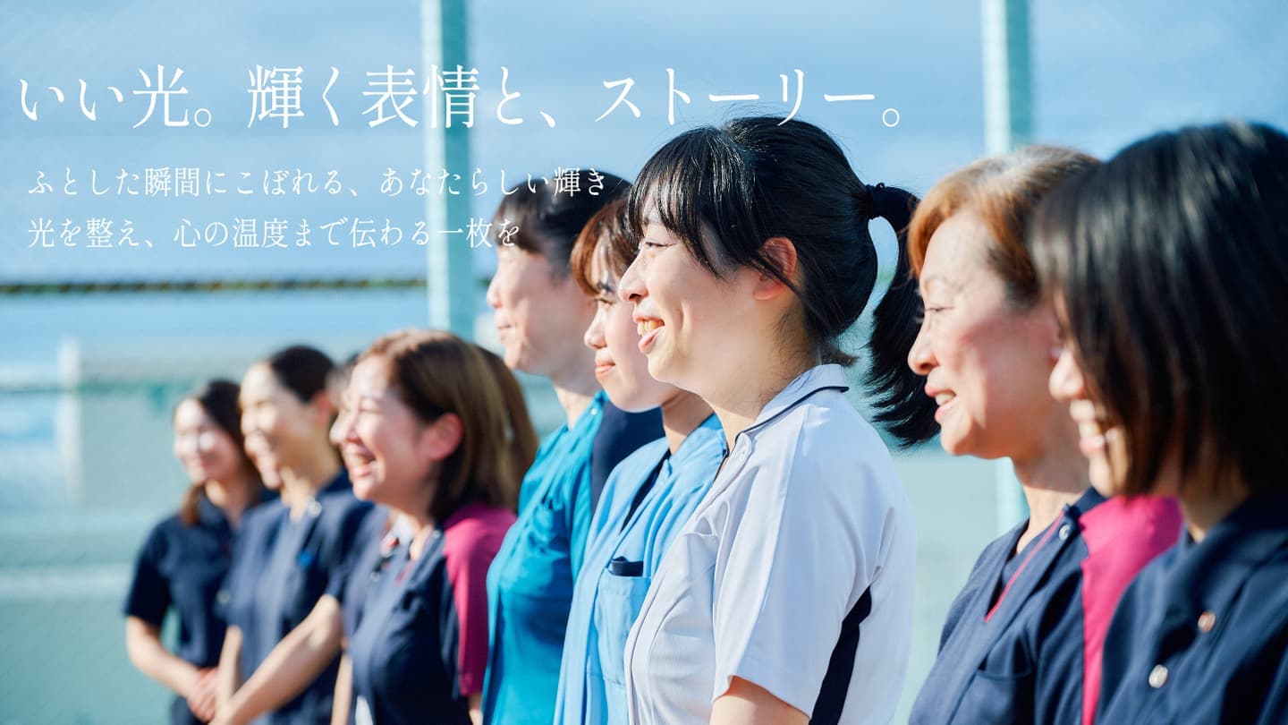 大阪を拠点に活動するフォトグラファーによる取材系ポートレート。青空の下で自然な笑顔を見せる女性たちのグループフォト。いい光で輝く表情とストーリーを写し出す一枚。