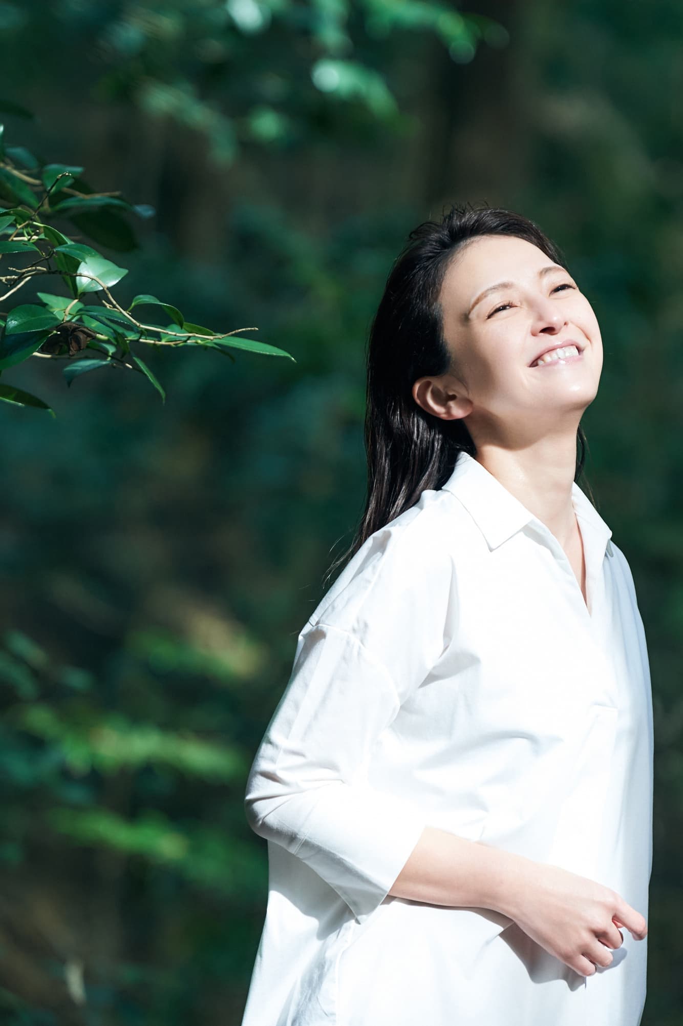 自然光に包まれ、輝く表情を浮かべる女性のポートレート。Webサイトに生命力を宿らせるWeb Visualの一例