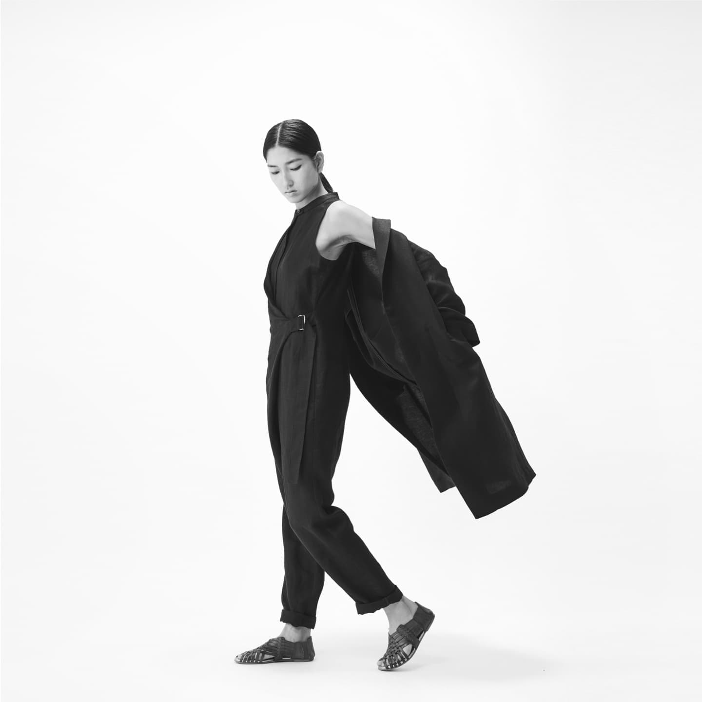 静かに視線を落とし、繊細な空気感を纏う女性のモノクロ肖像。Webサイトのデザインと調和する、余白を活かしたアーティスティックな一枚。