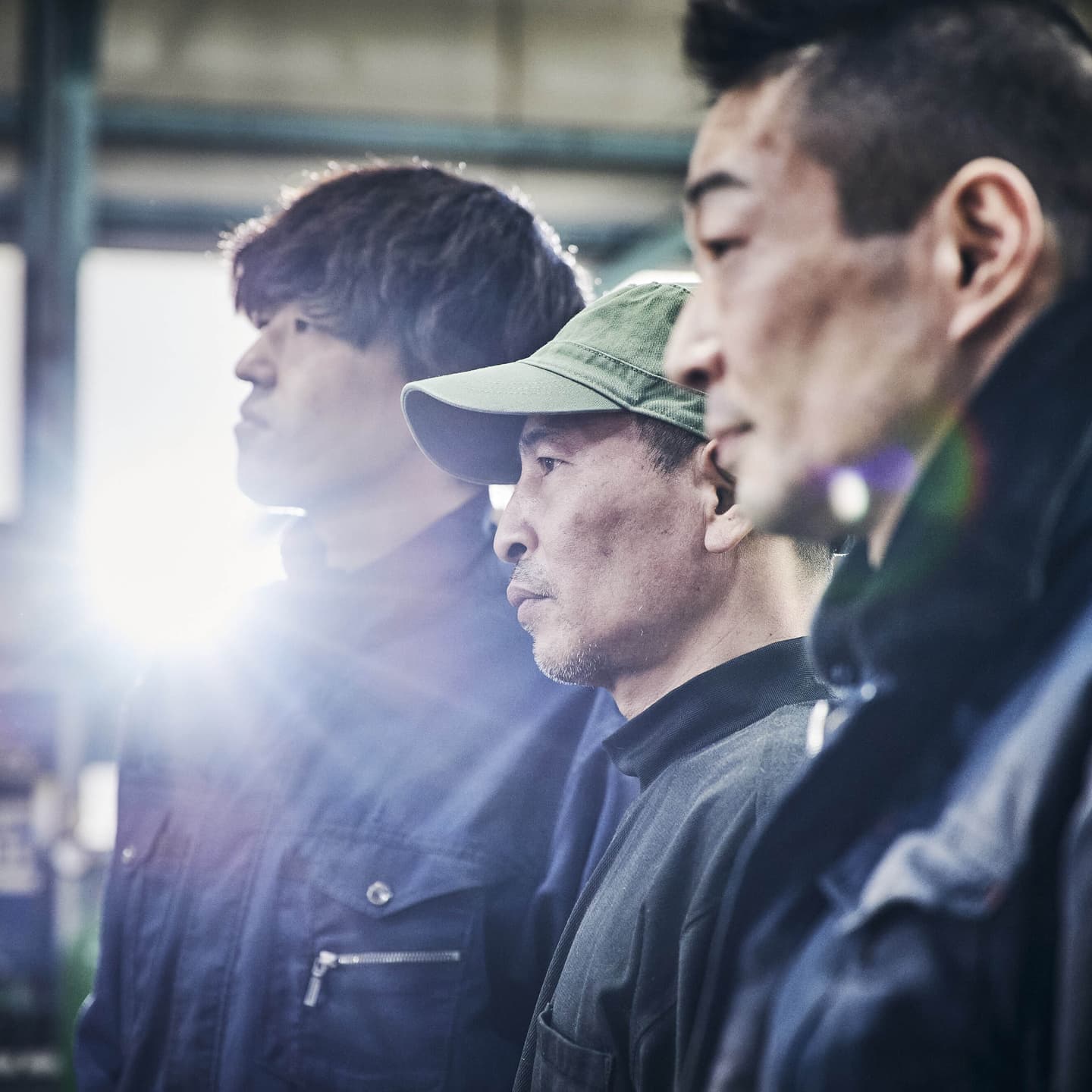 職人の矜持を捉えたブランドビジュアル撮影。逆光を活かしたドラマチックなライティングで、製造現場の緊張感と熱量を表現したポートレート