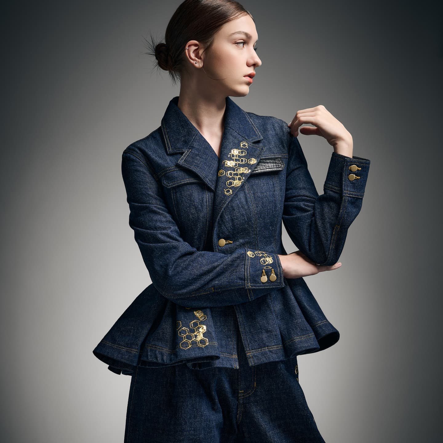 柔らかな光を浴びて、生命力あふれる表情を浮かべる女性のモノクロポートレート。Webサイトに品格と物語を宿らせる意志ある肖像。