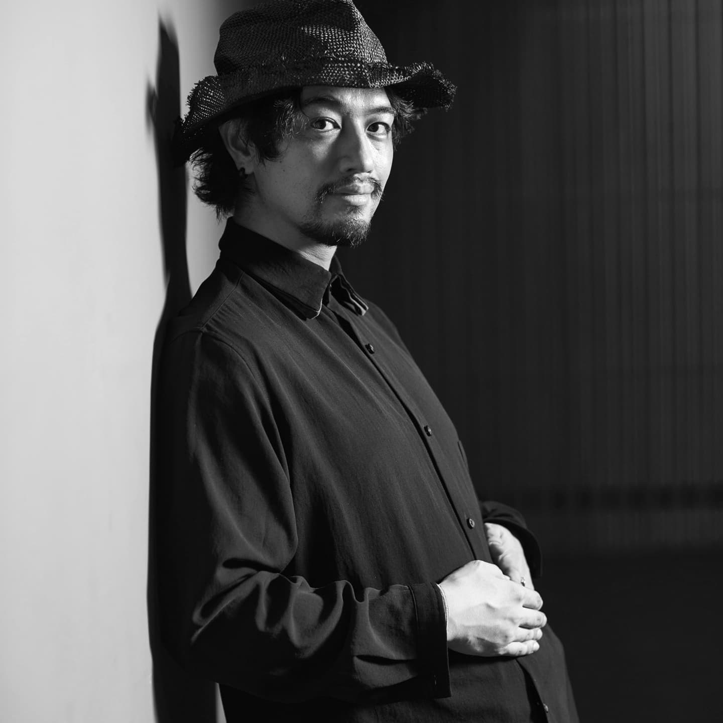 個性を引き出すブランディングフォト。帽子を被った男性のスタイリッシュなモノクロ写真で、ブランドの独自性と芸術性を表現。