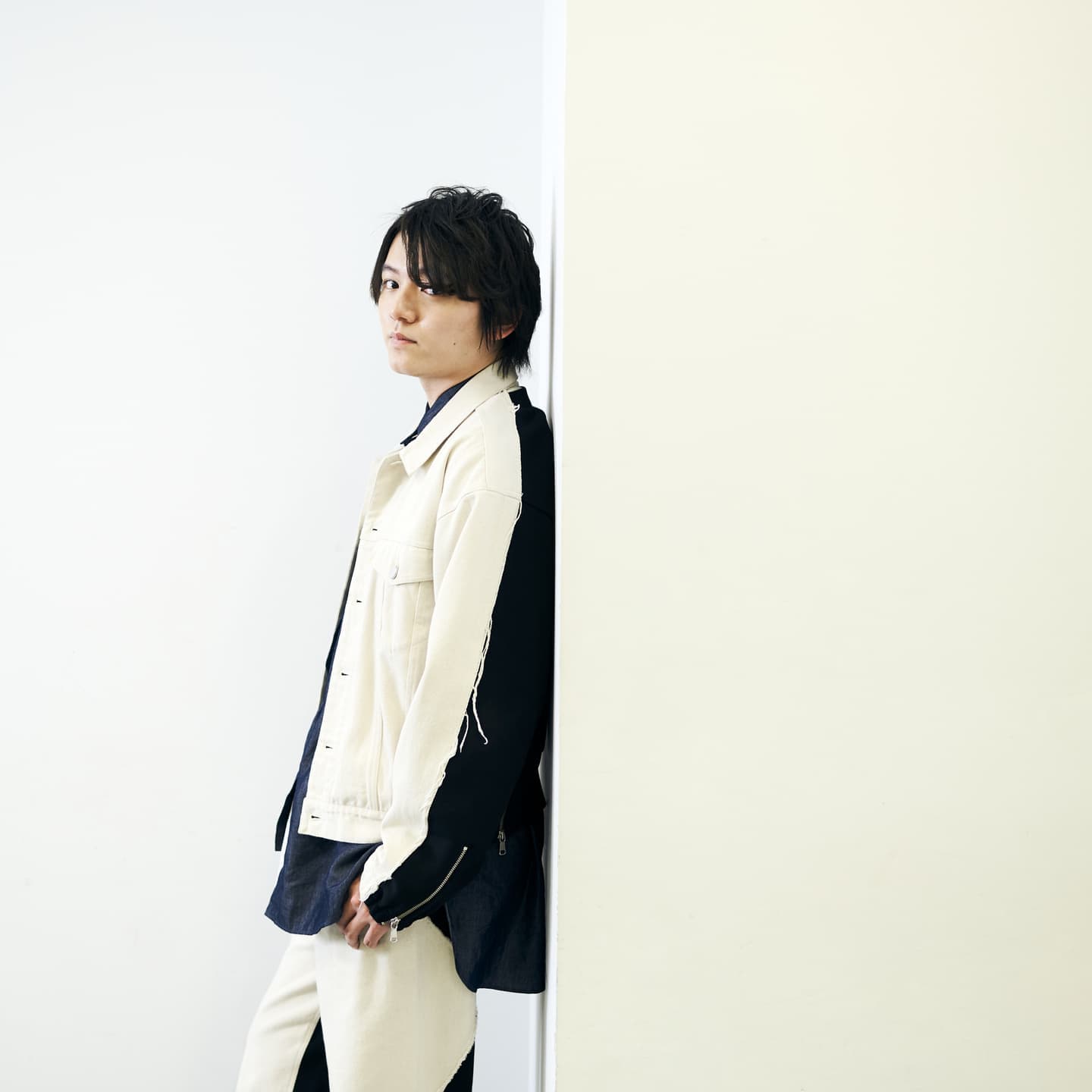 ミニマリズムを追求したファッションポートレート。白を基調とした空間構成と、被写体の個性を引き立てるライティングによるビジュアル制作。