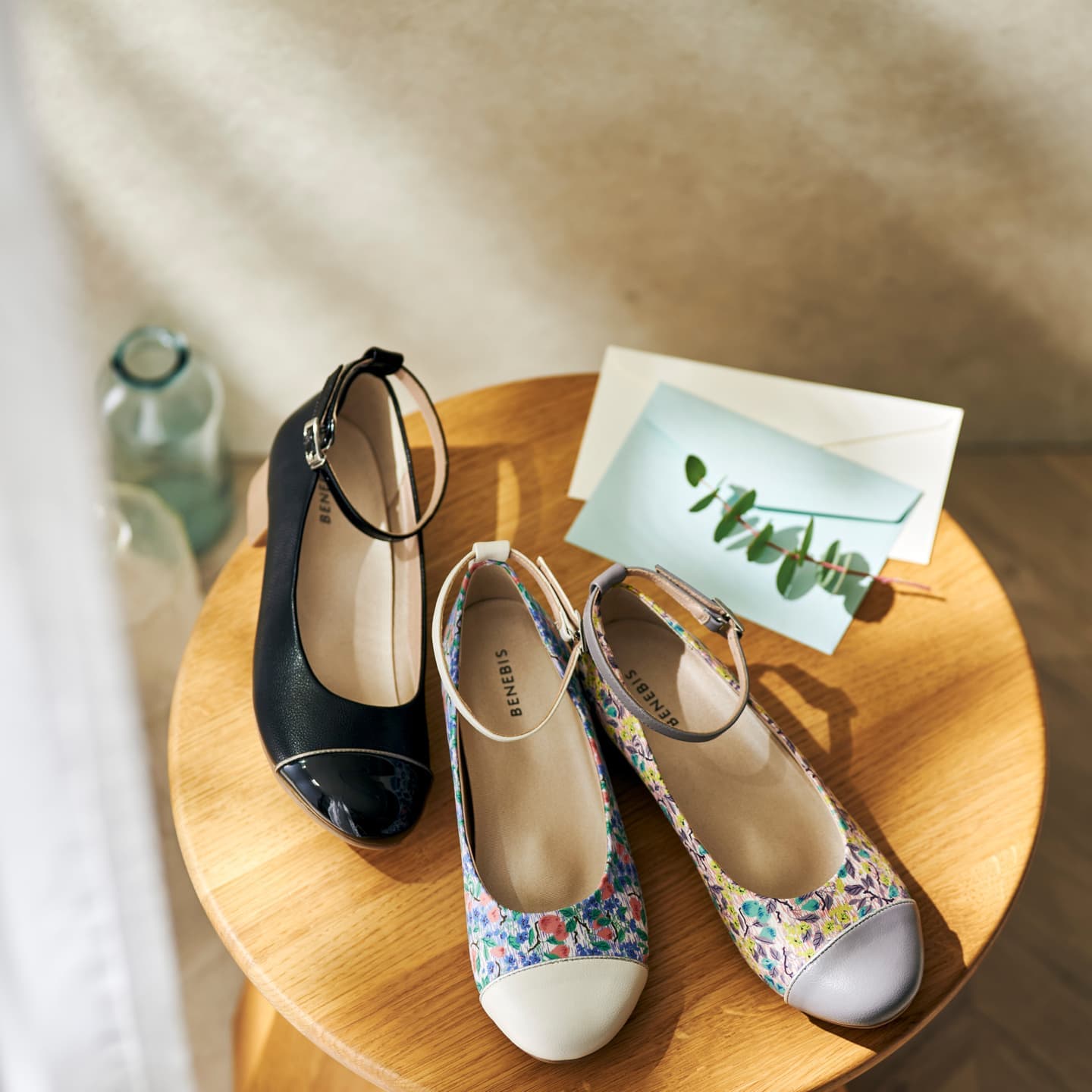 大阪のスタジオで撮影された、自然光が差し込む窓辺のパンプス。手紙とグリーンを添えたストーリー性のある商品撮影とスタイリング。