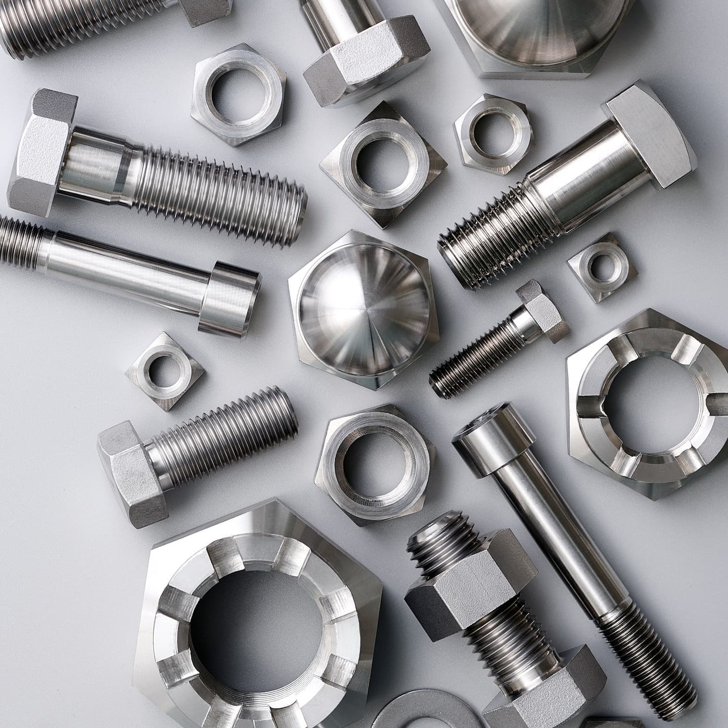 精密な金属加工品の美しさを引き出すプロダクト撮影。ライティングにより、ネジやボルトの質感と造形美を強調したブランドビジュアル。