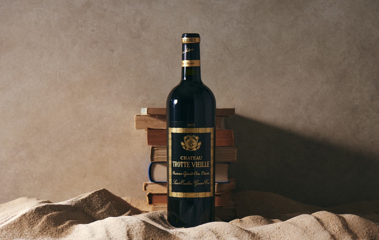 窓際の柔らかな光に包まれた香水ボトルのブランドビジュアル撮影。30代女性向けの清潔感あるライフスタイル・ナラティブを表現。