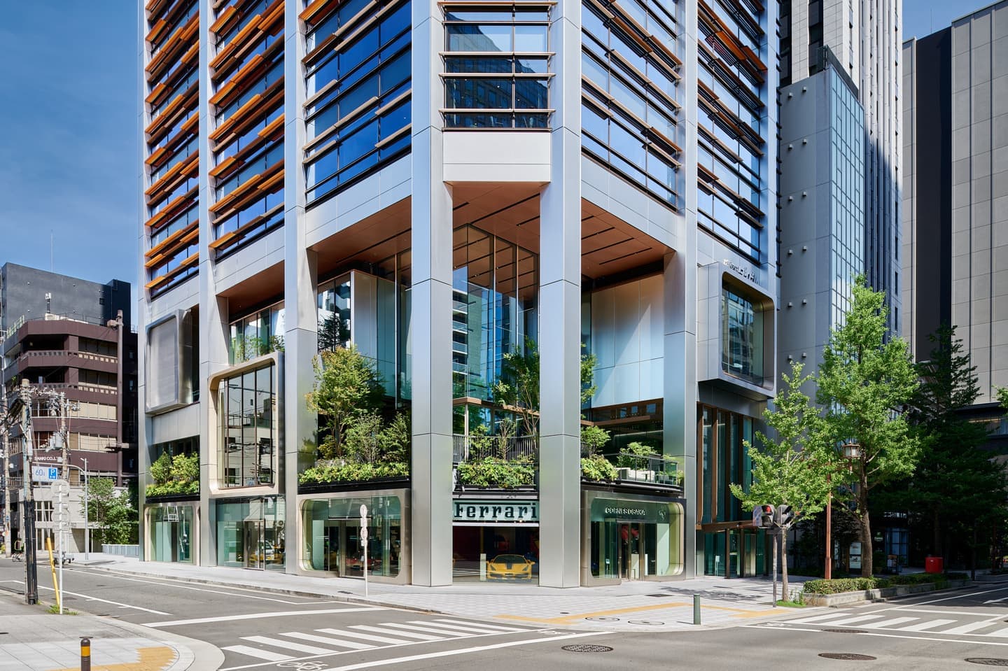 大阪の近代建築・ビル外観の竣工写真撮影。垂直水平を維持した精密な広角描写。