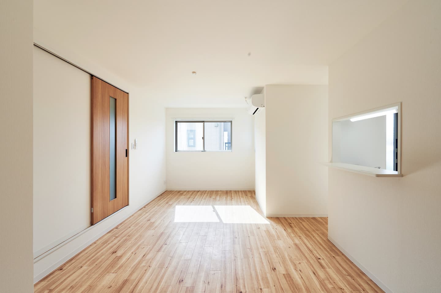 1LDK・2LDK賃貸マンションの内観竣工写真。広角レンズによるパース制御と自然光の活用により、奥行きと開放感を最大化したLDKの撮影事例。