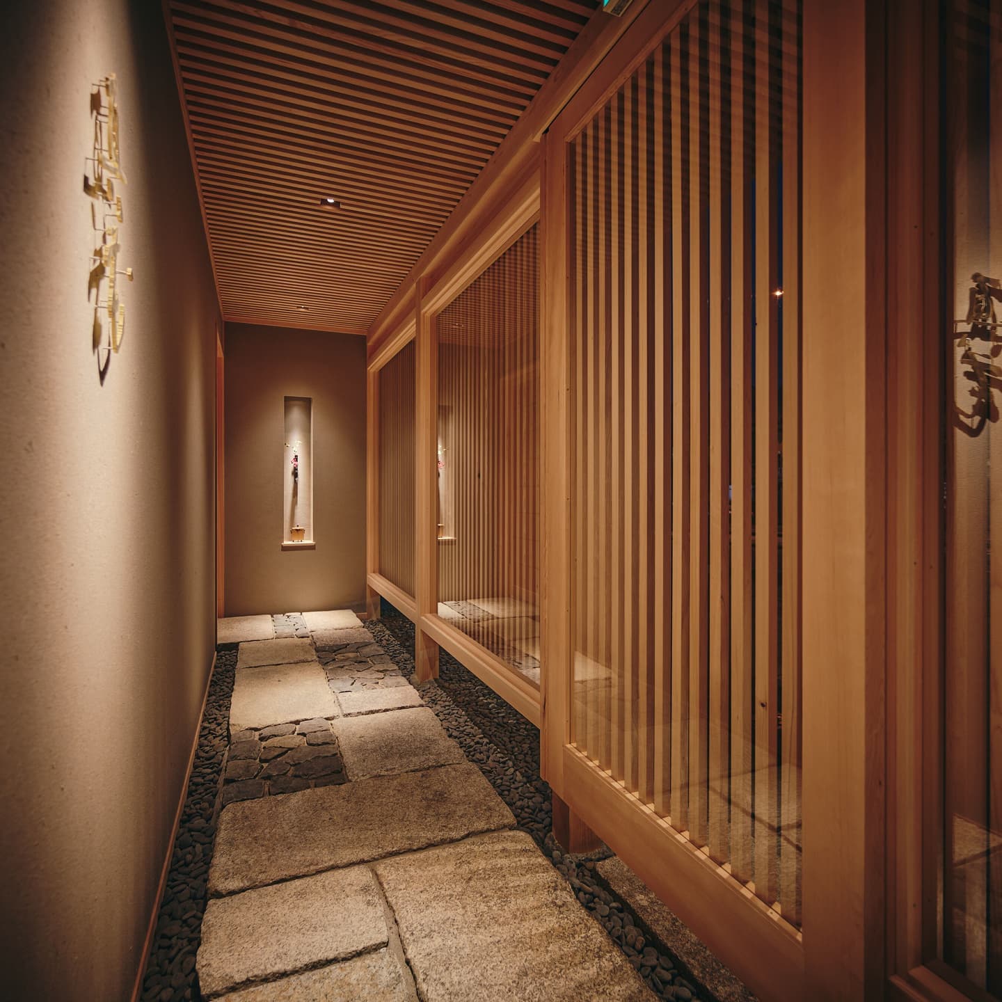 高級和食店の個室竣工写真。障子越しに差し込む柔らかな自然光と、畳の質感を丁寧に捉えた静謐でプライベートな空間構成。