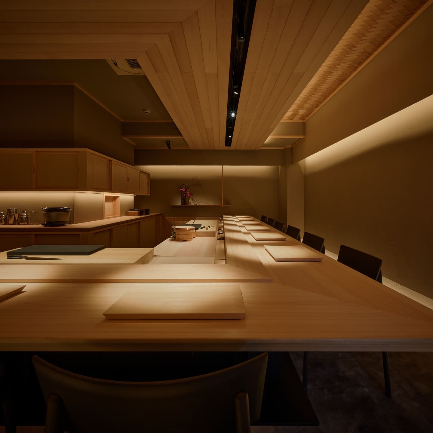 割烹料理店の内装ポートフォリオ。美しい白木のカウンターと職人の手元を照らす緻密なライティングで、臨場感溢れる食の空間を表現。