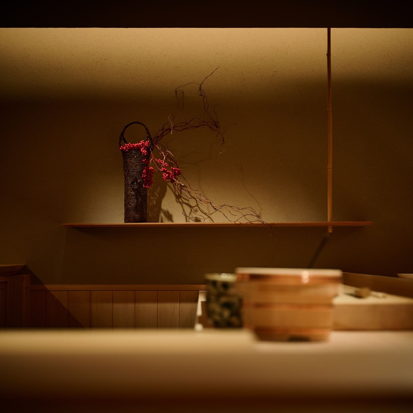 料理店のライフスタイル撮影。作家ものの器や店内の生け花など、店主のこだわりを情緒的に切り取った世界観構築のためのイメージカット。