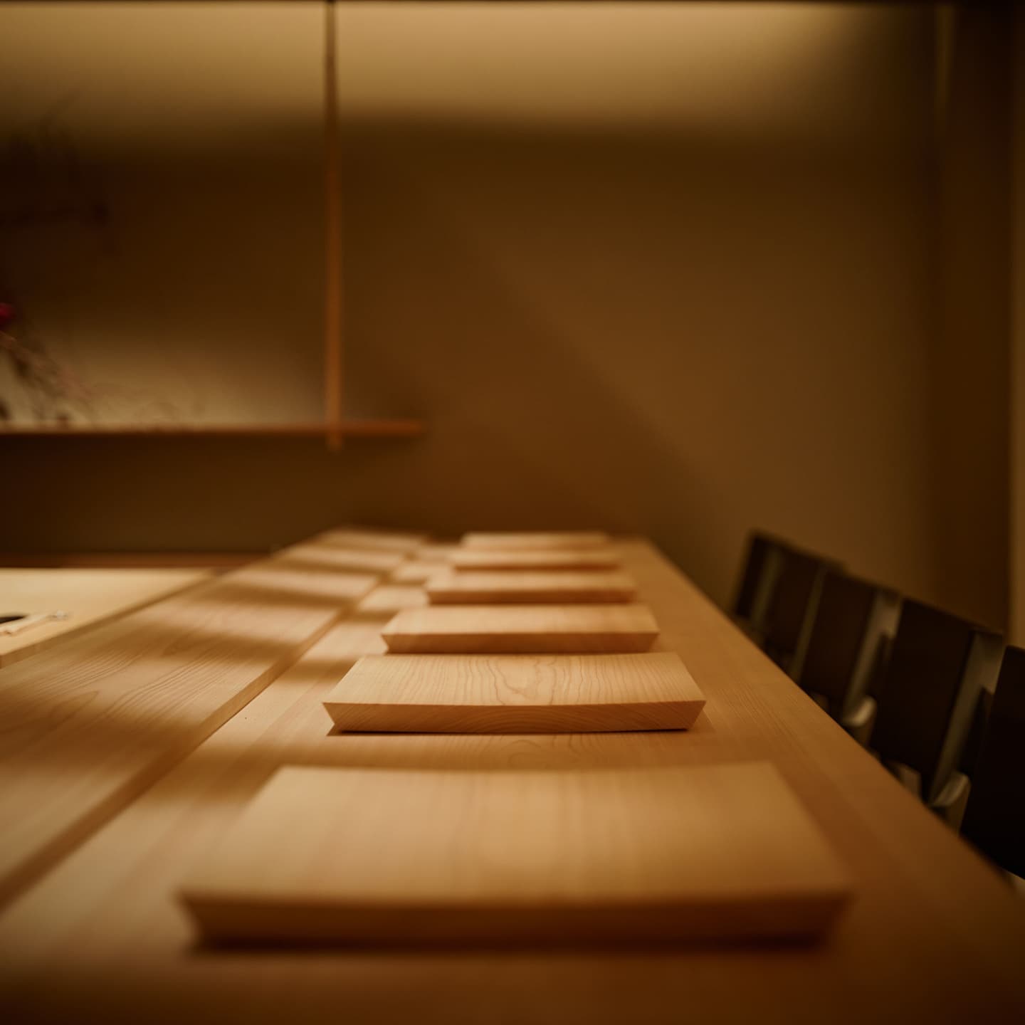 和モダンな店舗内装のディテール。伝統的な建築技法と現代的な照明設計が融合した、天井や壁面の美しい仕上がりを克明に記録。